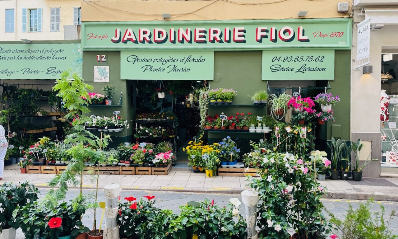 la Jardinerie Fiol, située dans le Vieux Nice, le parfait endroit pour acheter plantes, graines, fleurs et accessoires de jardinerie.