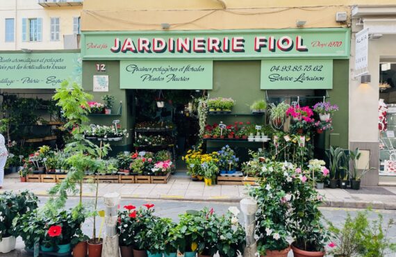 la Jardinerie Fiol, située dans le Vieux Nice, le parfait endroit pour acheter plantes, graines, fleurs et accessoires de jardinerie.