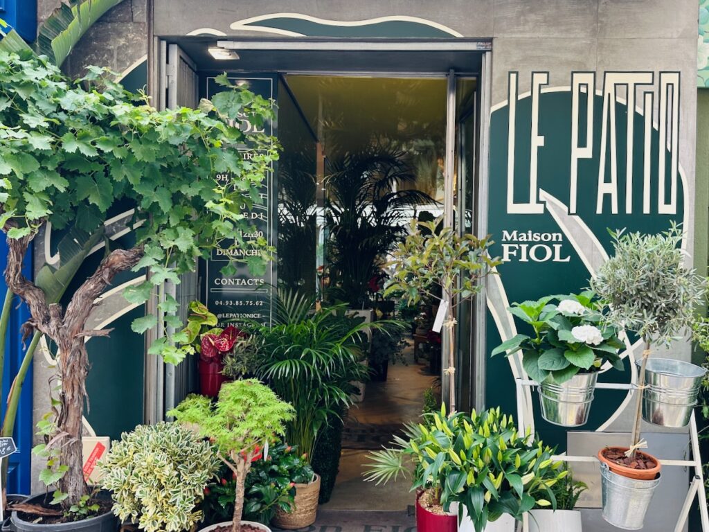 la Jardinerie Fiol, située dans le Vieux Nice, le parfait endroit pour acheter plantes, graines, fleurs et accessoires de jardinerie.