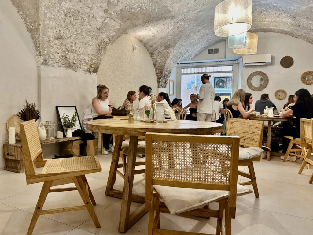 Maranna Brunch, situé dans le Vieux Nice, propose une carte variée de brunchs savoureux (intérieur)