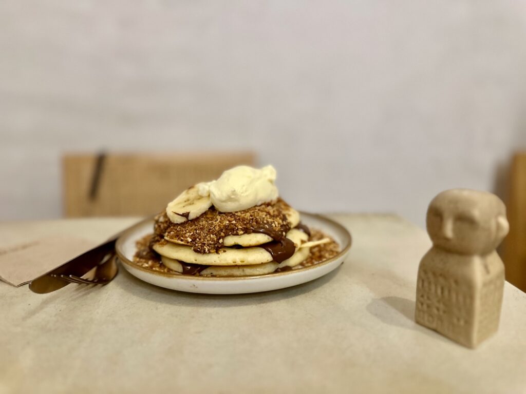 Maranna Brunch, situé dans le Vieux Nice, propose une carte variée de brunchs savoureux (pancakes)