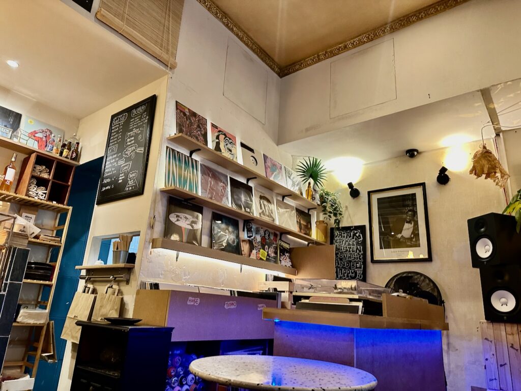 Blend, situé dans le Vieux Nice, est à la fois un coffee-shop et un disquaire, réputé pour son café et sa collection de vinyles (vinyles)