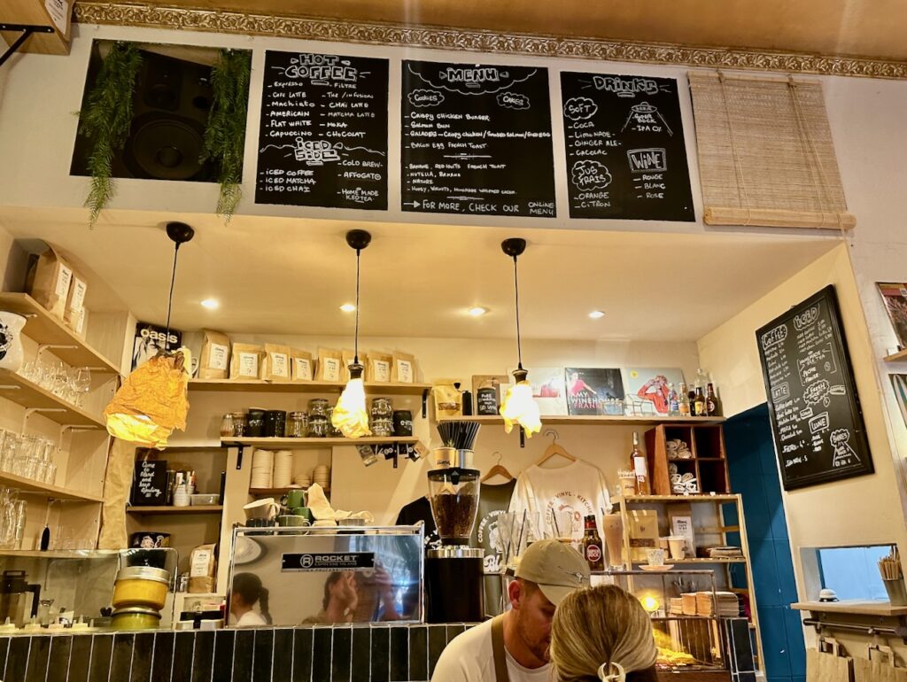 Blend, situé dans le Vieux Nice, est à la fois un coffee-shop et un disquaire, réputé pour son café et sa collection de vinyles (intérieur)