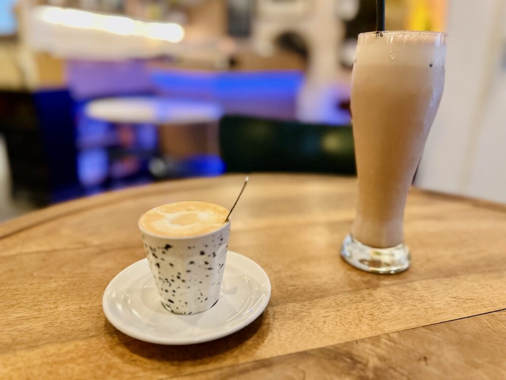 Blend, situé dans le Vieux Nice, est à la fois un coffee-shop et un disquaire, réputé pour son café et sa collection de vinyles (café)