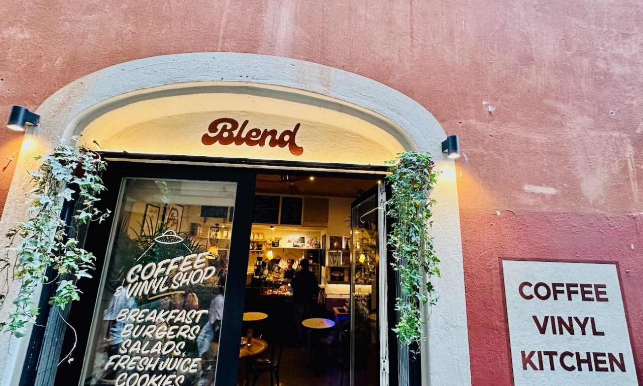 Blend, situé dans le Vieux Nice, est à la fois un coffee-shop et un disquaire, réputé pour son café et sa collection de vinyles (devanture)