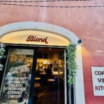 Blend, situé dans le Vieux Nice, est à la fois un coffee-shop et un disquaire, réputé pour son café et sa collection de vinyles (devanture)
