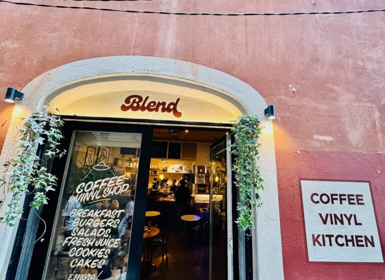 Blend, situé dans le Vieux Nice, est à la fois un coffee-shop et un disquaire, réputé pour son café et sa collection de vinyles (devanture)
