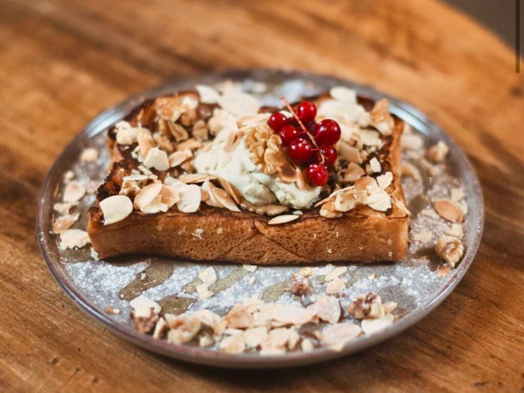 Blend, situé dans le Vieux Nice, est à la fois un coffee-shop et un disquaire, réputé pour son café et sa collection de vinyles (pain perdu)