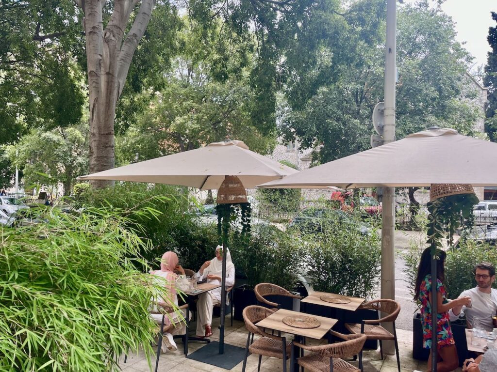 L’Insolent, sur le Boulevard Victor Hugo près du quartier Jean Médecin à Nice, offre petits-déjeuners, déjeuners, goûters et tea times gourmands sur une grande terrasse lumineuse. (terrasse extérieur)