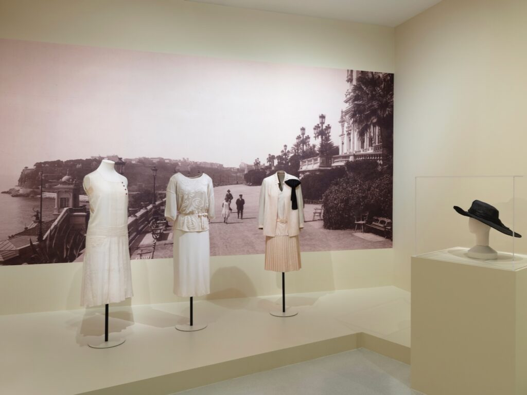 Les années folles de Coco Chanel est une exposition à la Villa Paloma, nouveau musée national de Monaco qui explore le rôle décisif de Gabrielle Chanel dans les mutations culturelles des années 1920. (tenues)