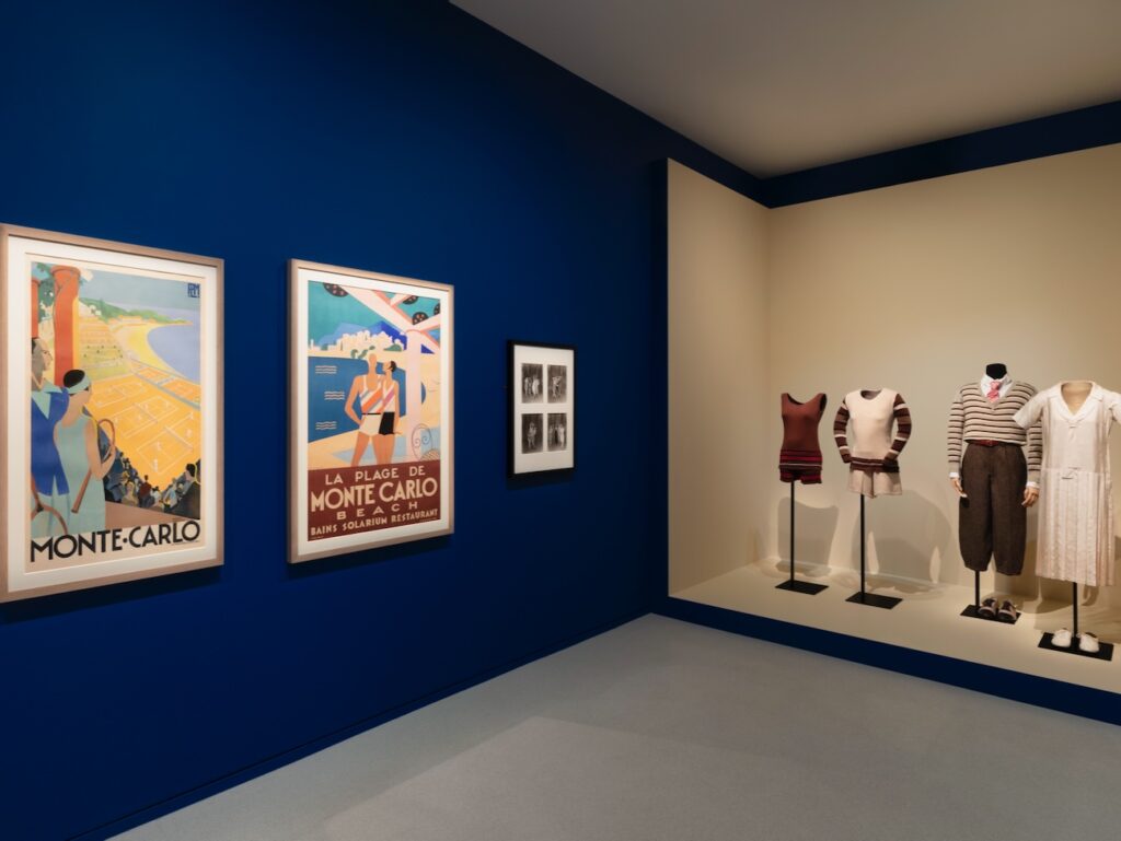 Les années folles de Coco Chanel est une exposition à la Villa Paloma, nouveau musée national de Monaco qui explore le rôle décisif de Gabrielle Chanel dans les mutations culturelles des années 1920. (costumes)