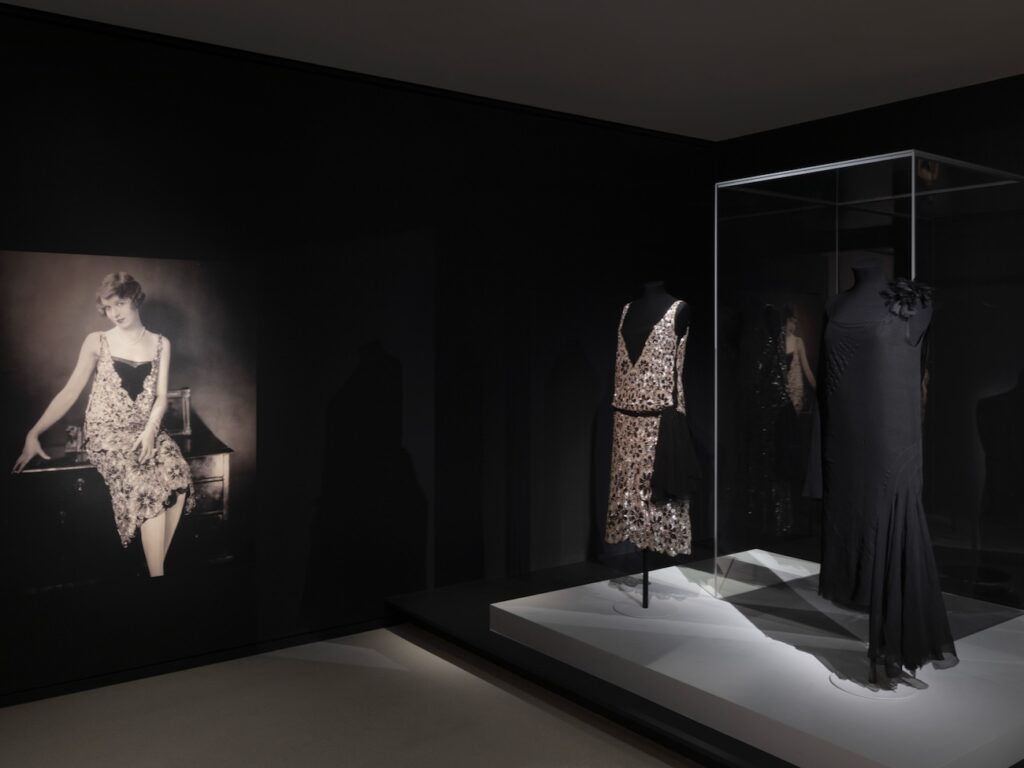 Les années folles de Coco Chanel est une exposition à la Villa Paloma, nouveau musée national de Monaco qui explore le rôle décisif de Gabrielle Chanel dans les mutations culturelles des années 1920.(robe soirée)