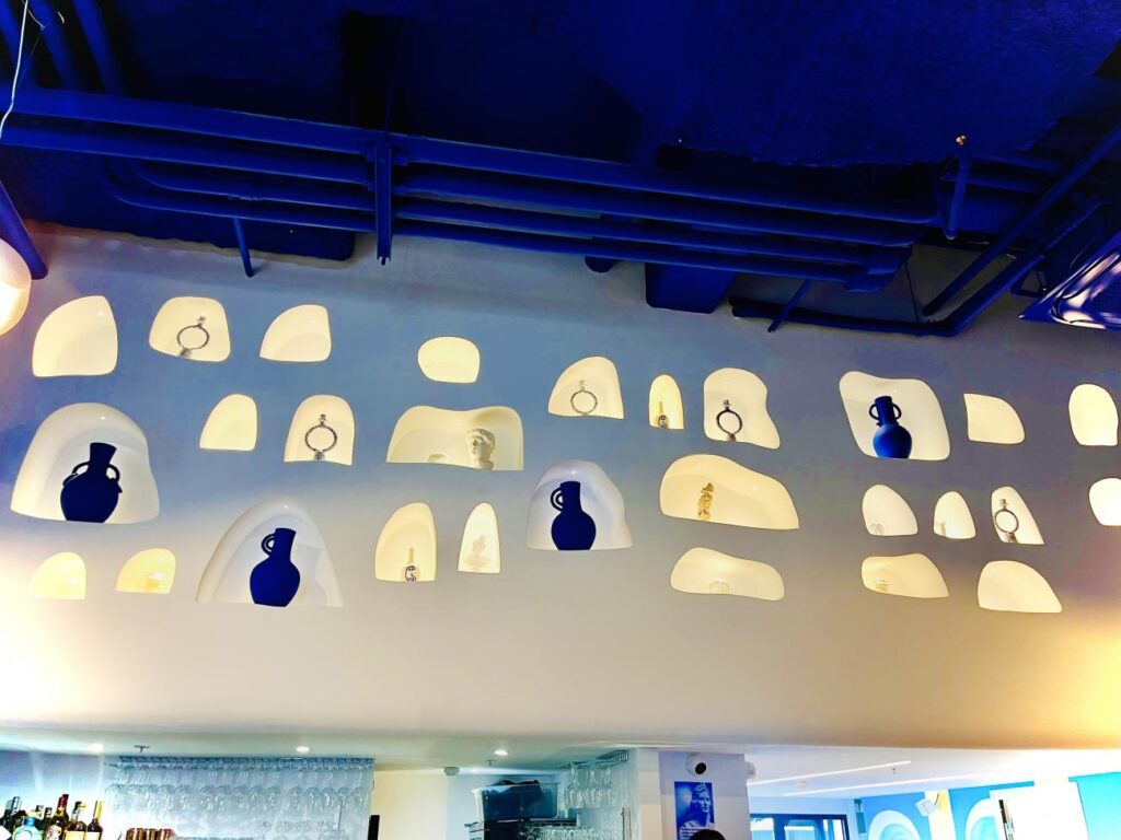 Fira Taverne grecque : restaurant grec-Traiteur-Bar à cocktail à Nice (Décoration au dessus du bar).