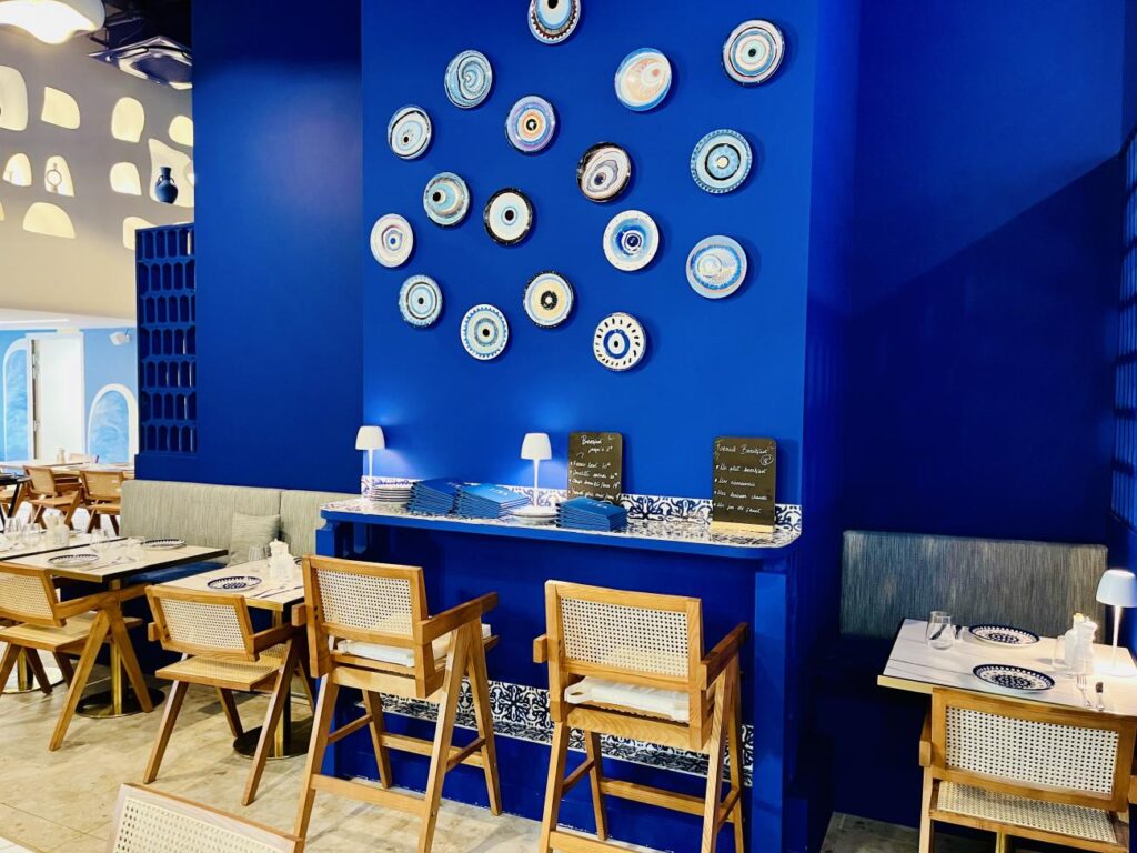 Fira Taverne grecque : restaurant grec-Traiteur-Bar à cocktail à Nice (tables comptoir).