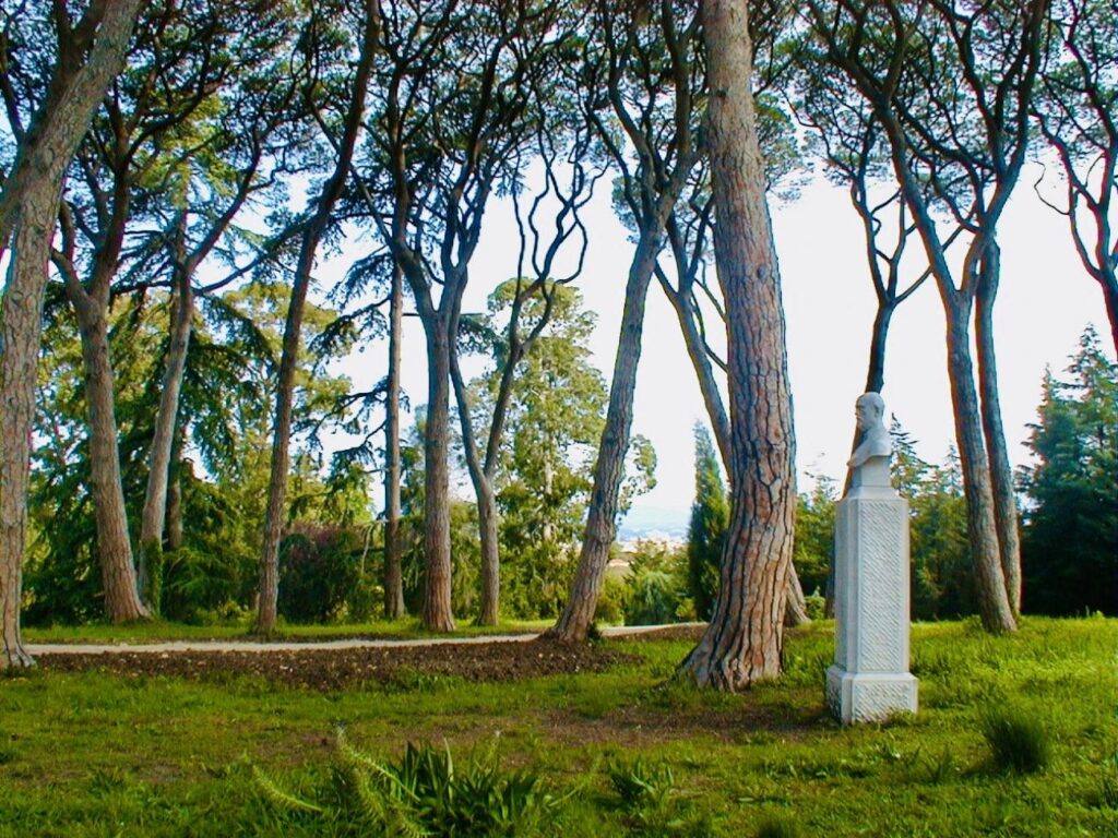 Jardin de la Villa Thuret à Antibes ( pinède et buste )