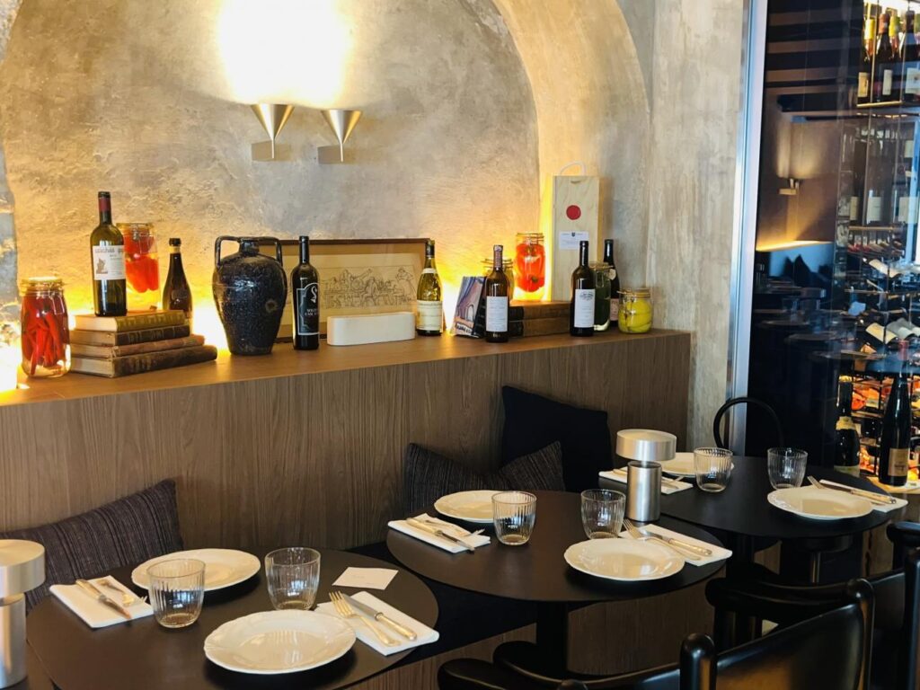 La Cave de Peixes : Cave-Bar à vin et à manger à Nice (détails salle à manger)