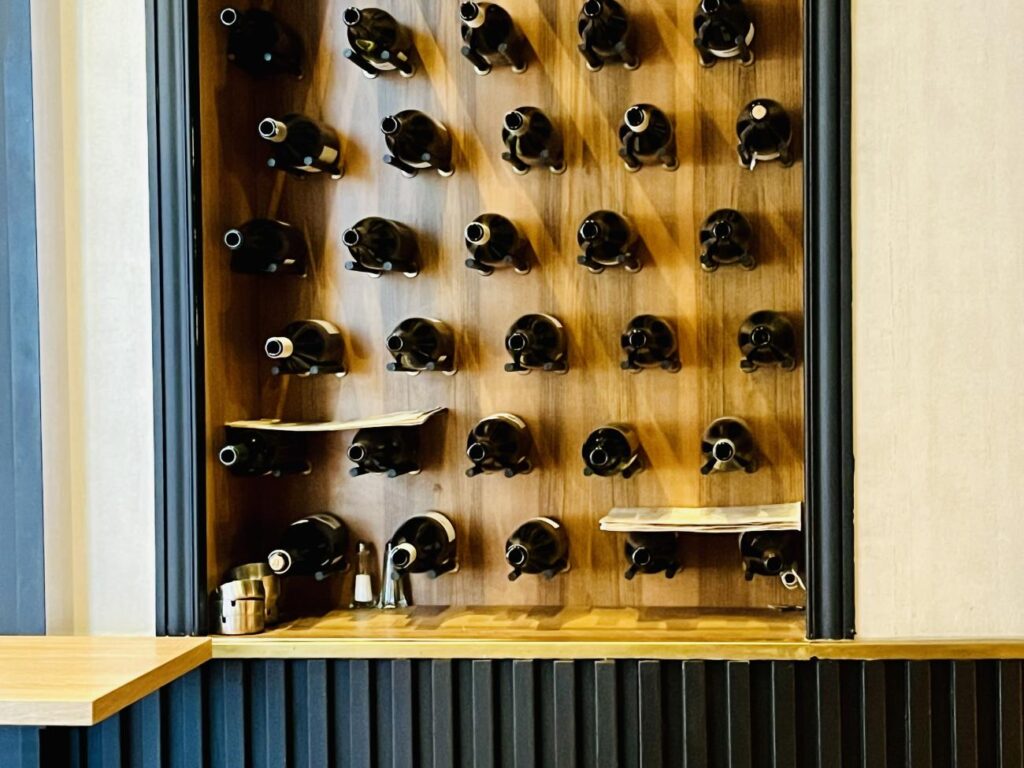 Jadis : Bistrot contemporain et bar à vin à Nice (présentoir à vins)).