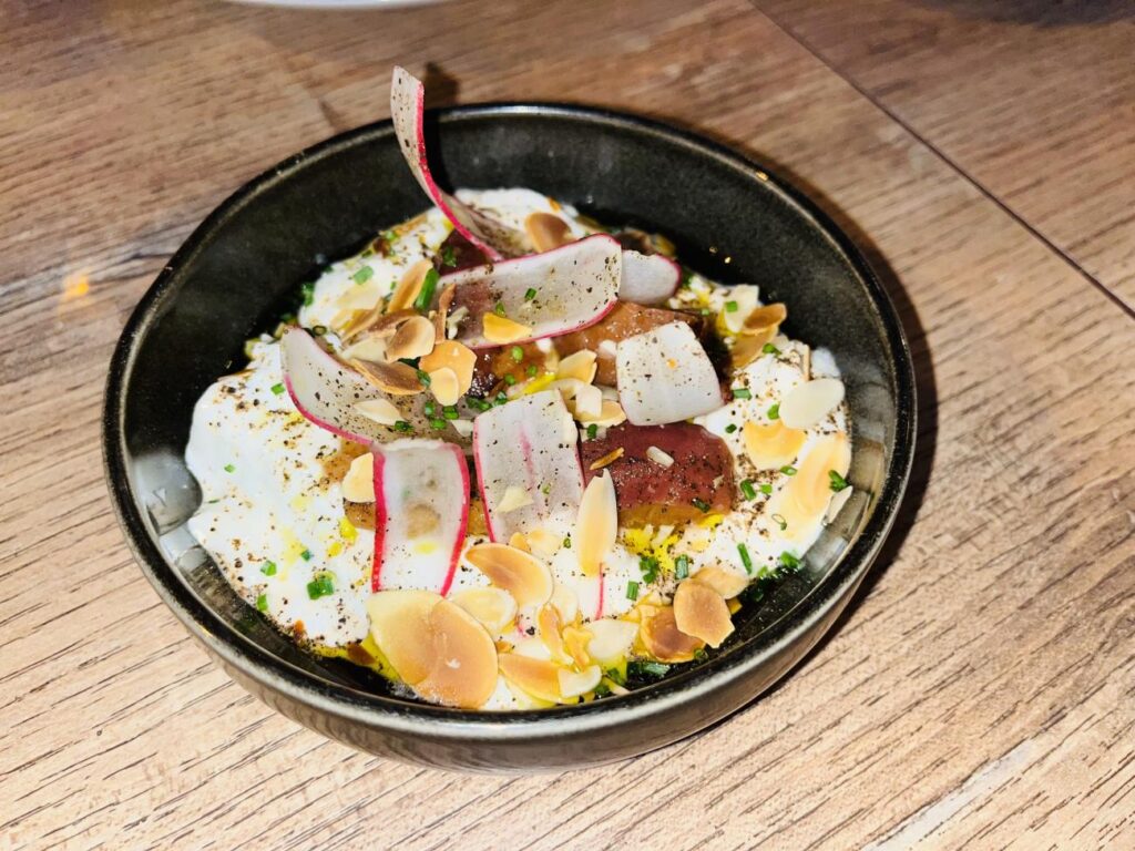 Jadis : Bistrot contemporain et bar à vin à Nice (entrée stracciatella et pêche).