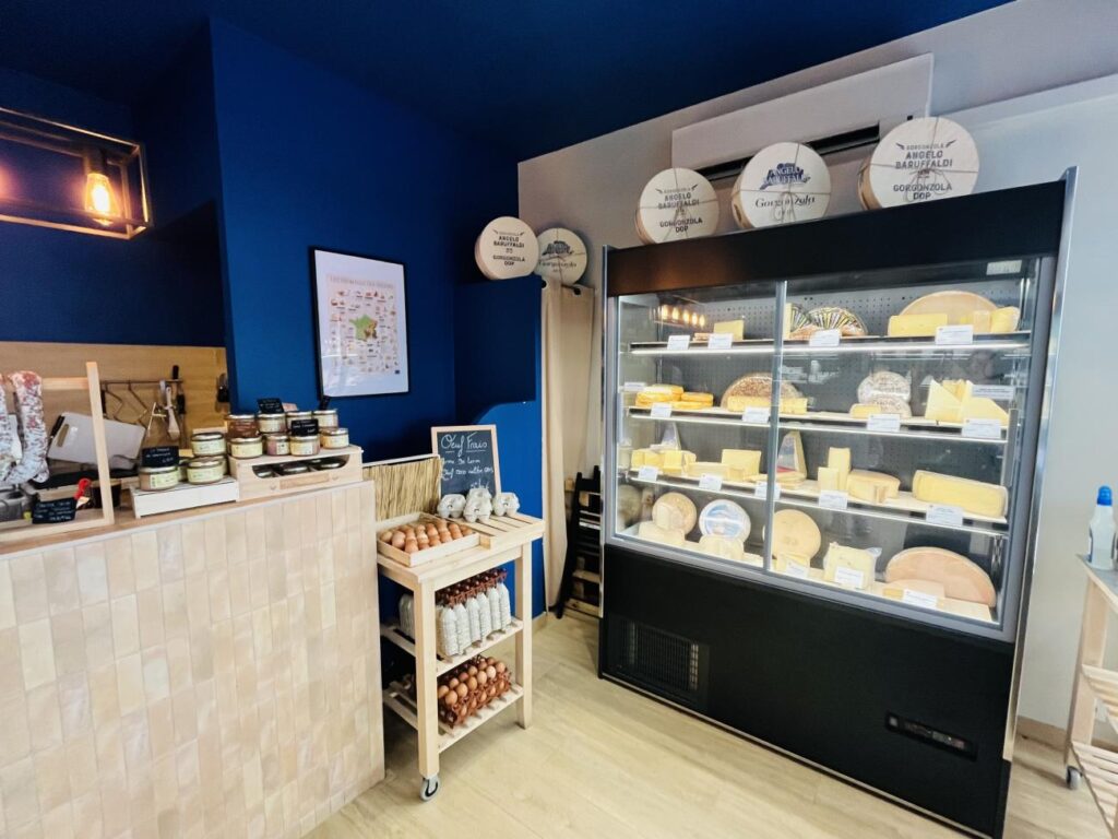 La From': fromagerie et épicerie fine à Nice ( Vitrine intérieure).