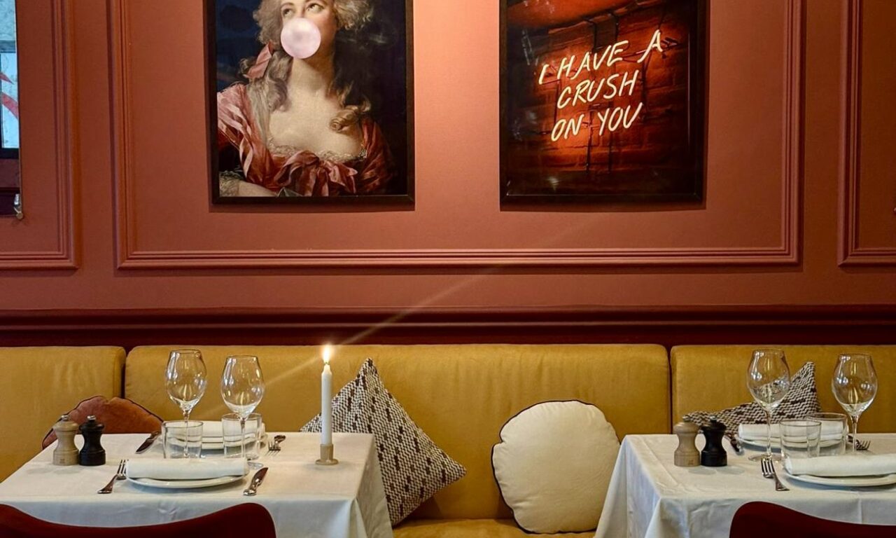 Cuisine méditerranéenne – Bar à cocktails – Ambiance festive à Nice (Tables et banquettes).