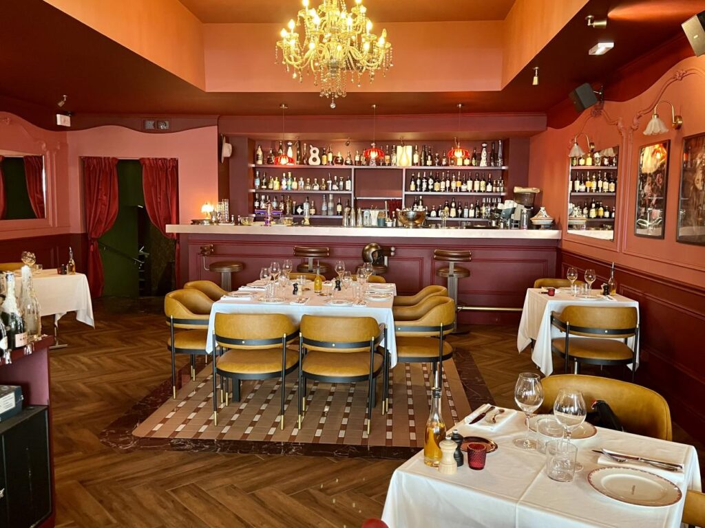 Cuisine méditerranéenne – Bar à cocktails – Ambiance festive à Nice (Salle et bar)).