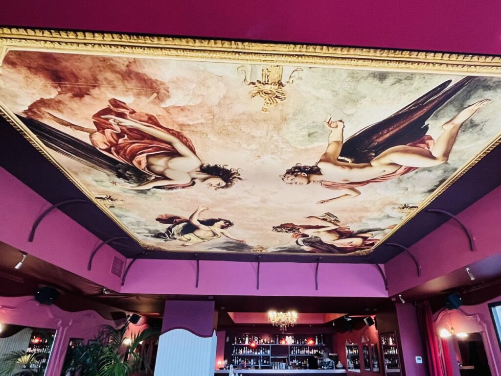 Cuisine méditerranéenne – Bar à cocktails – Ambiance festive à Nice (fresque plafond).