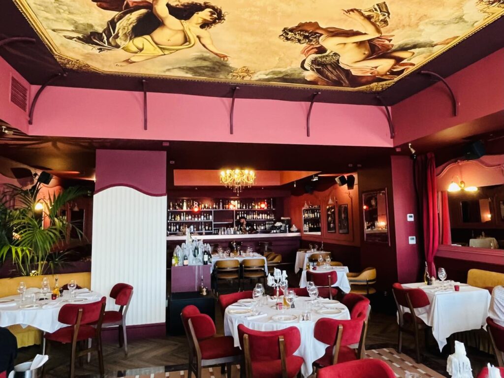 Cuisine méditerranéenne – Bar à cocktails – Ambiance festive à Nice (vue de l'entrée).