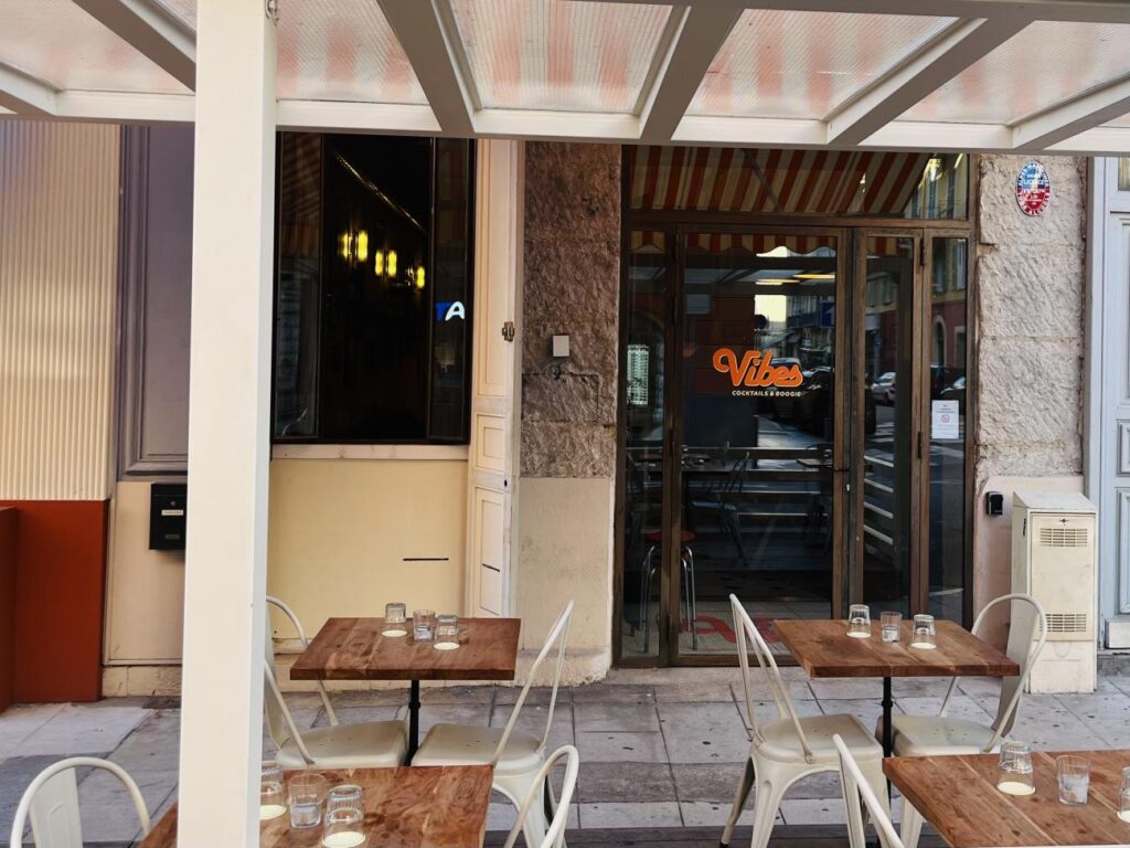Vibes : bar à cocktails à Nice (devanture et terrasse).