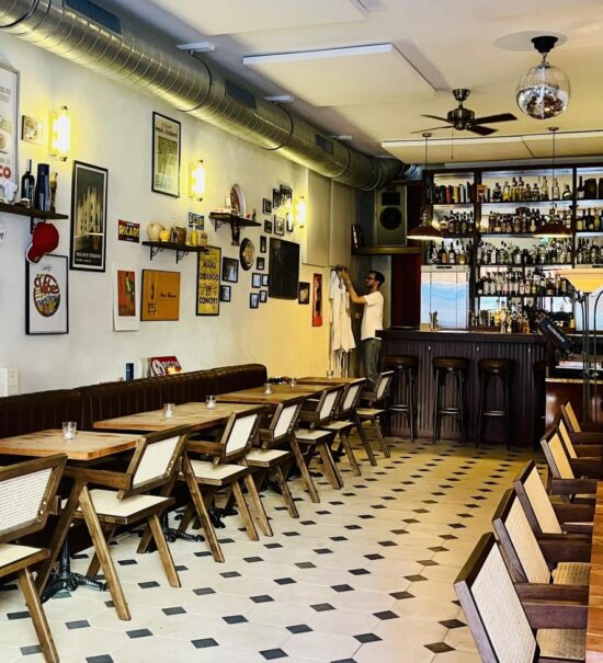 Vibes : bar à cocktails à Nice (vue salle de l'entrée).