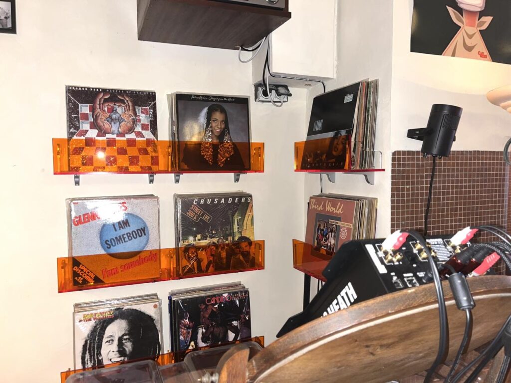 Vibes : bar à cocktails à Nice (table mixage vinyles).