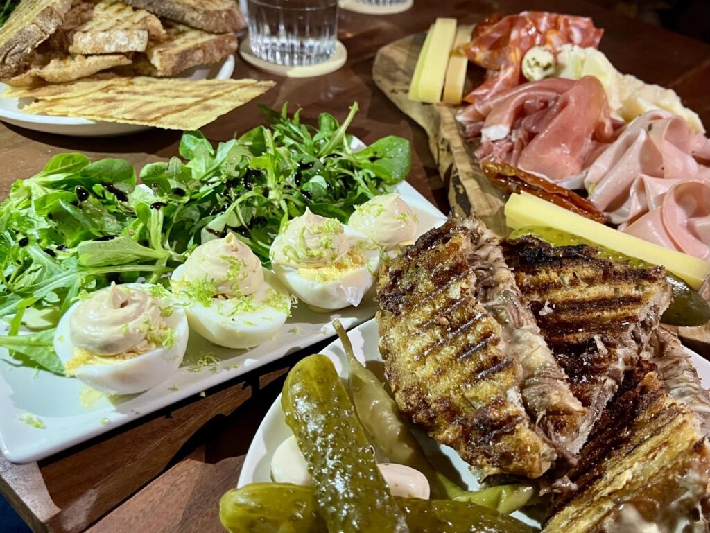 Vibes : bar à cocktails à Nice (oeufs mayo et Croque Nissart).