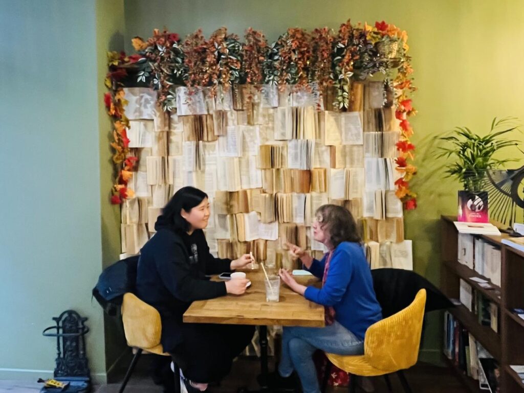 Au Sud de Nulle Part : café littéraire à Nice (Décoration mur de livres).