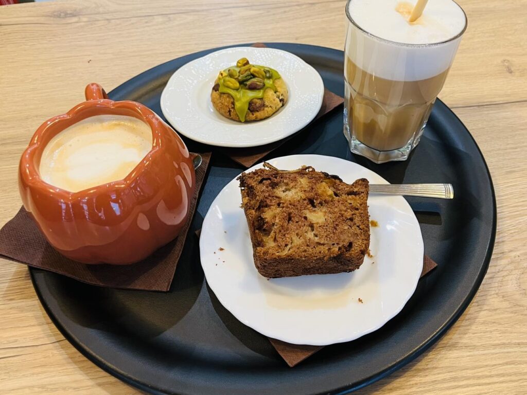 Au Sud de Nulle Part : café littéraire à Nice (café et pâtisseries maison).