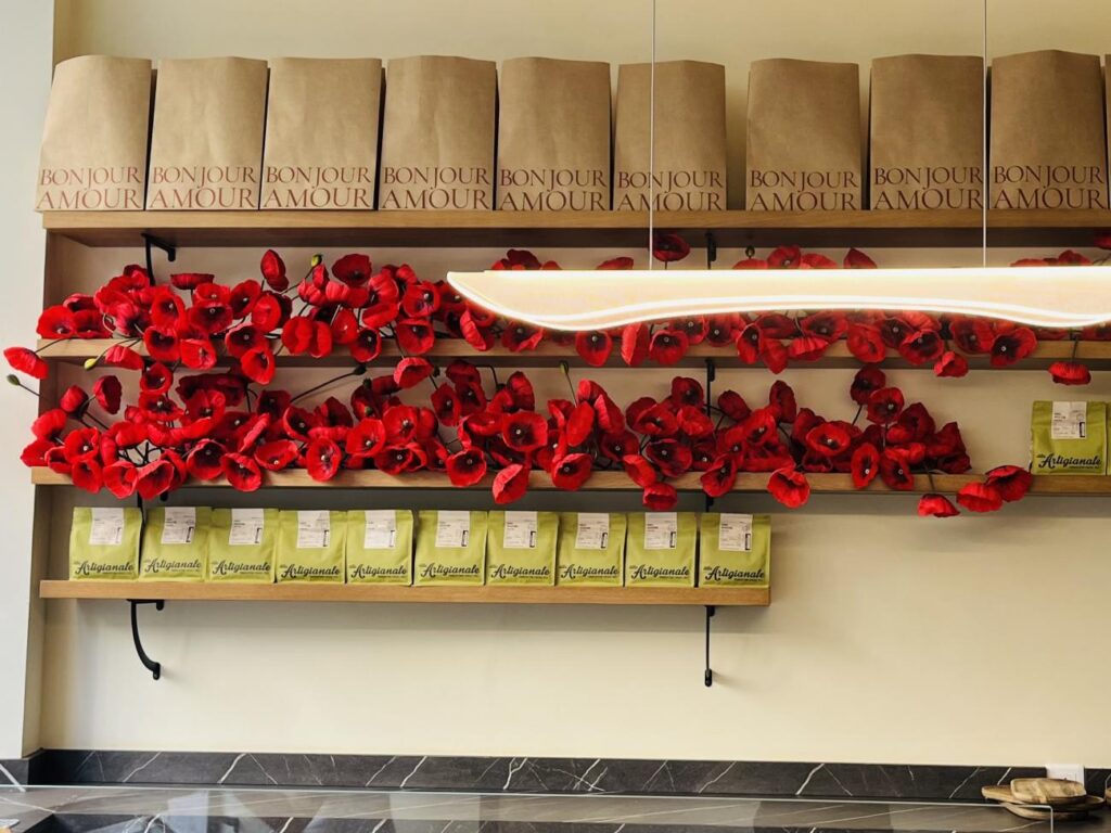 Bonjour Amour : café-pâtisserie franco-italien à Nice (Décoration intérieure).