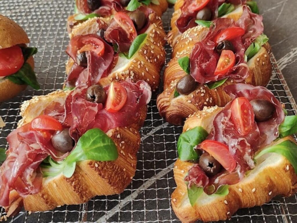 Bonjour Amour : café-pâtisserie franco-italien à Nice (croissants salés).