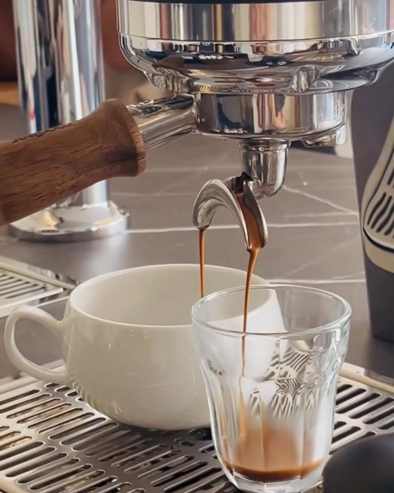 Bonjour Amour : café-pâtisserie franco-italien à Nice (machine à café Marzocco).