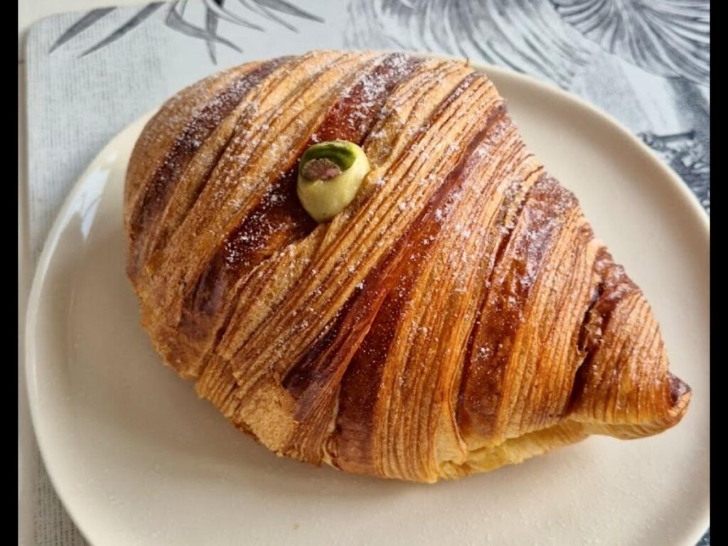 Bonjour Amour : café-pâtisserie franco-italien à Nice (cornetto pistache).