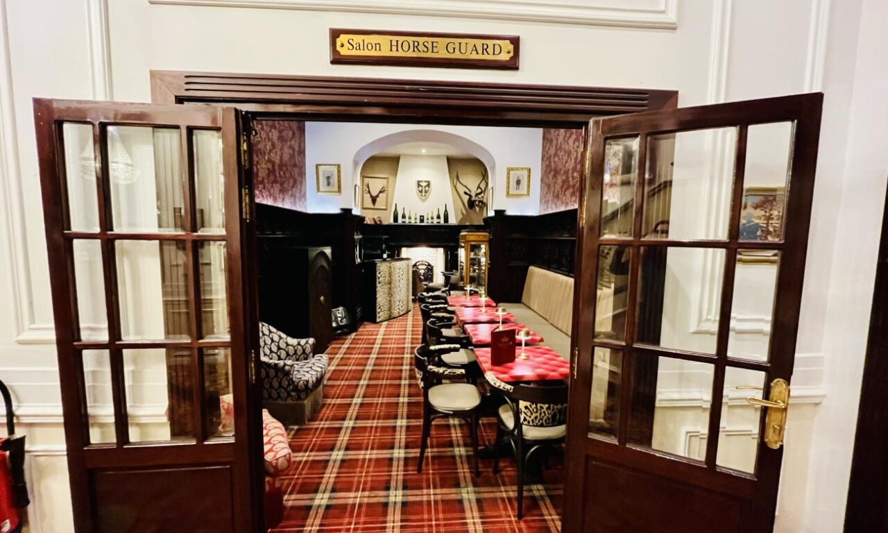 The Horse Guard : bar intimiste à Nice (entrée du bar dans l'hôtel West End).