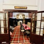 The Horse Guard : bar intimiste à Nice (entrée du bar dans l'hôtel West End).