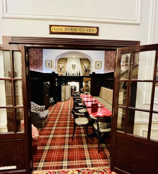 The Horse Guard : bar intimiste à Nice (entrée du bar dans l'hôtel West End).