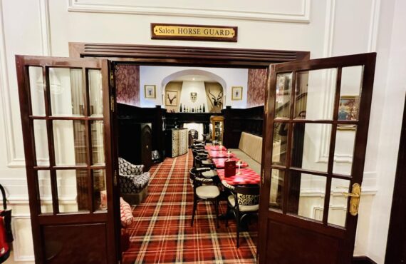 The Horse Guard : bar intimiste à Nice (entrée du bar dans l'hôtel West End).