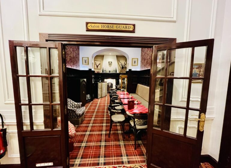 The Horse Guard : bar intimiste à Nice (entrée du bar dans l'hôtel West End).