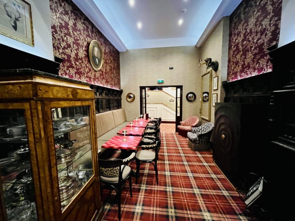 The Horse Guard : bar intimiste à Nice (vue vers l'entrée du bar).