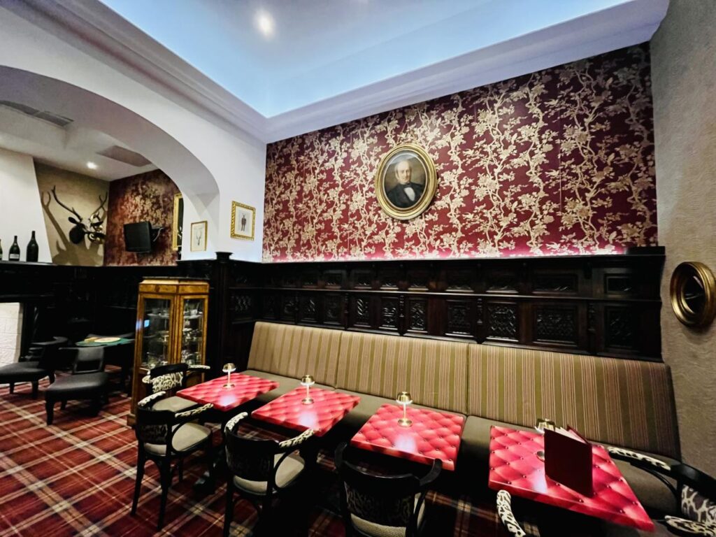 The Horse Guard : bar intimiste à Nice (vue latérale droite).