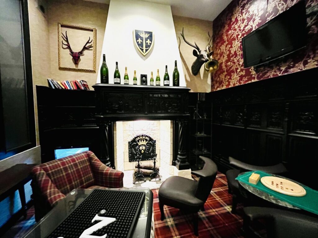 The Horse Guard : bar intimiste à Nice (cheminée et espace détente et jeux)).