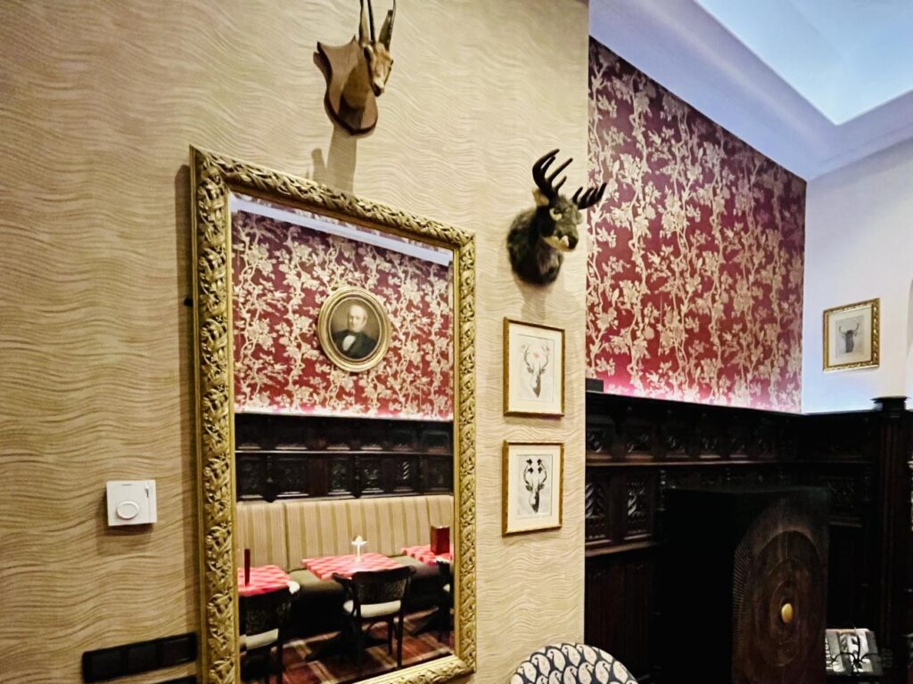 The Horse Guard : bar intimiste à Nice (Détails déco).