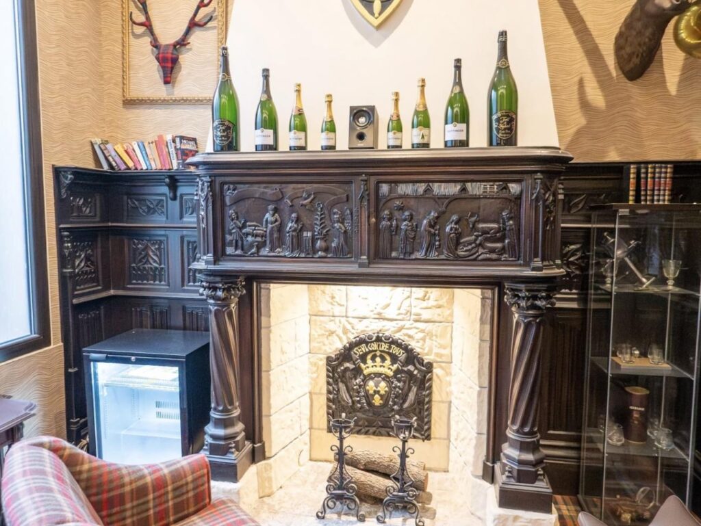 The Horse Guard : bar intimiste à Nice (cheminée).