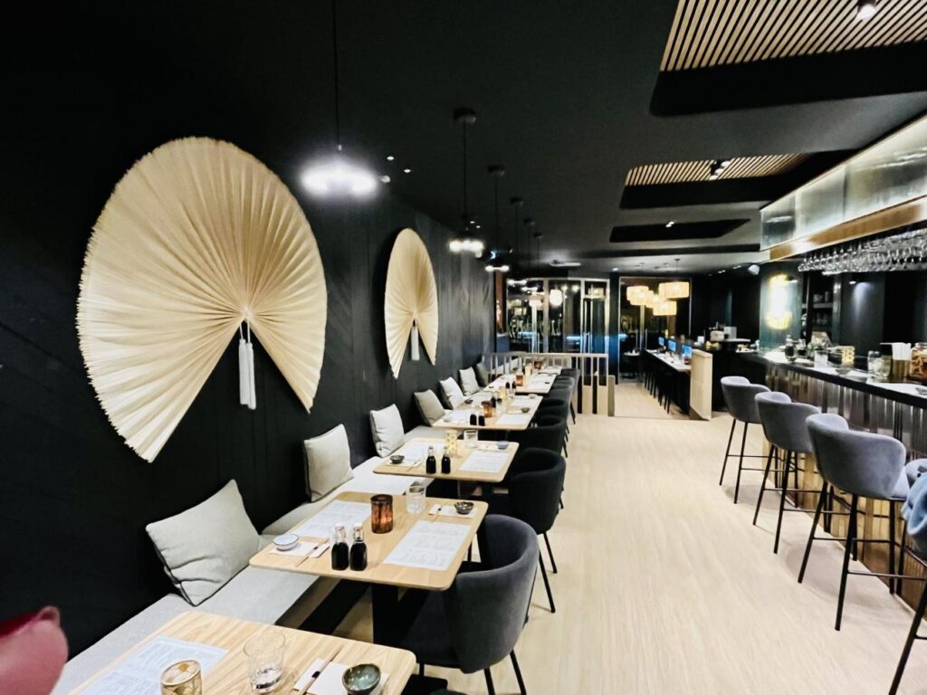 Le Yen : restaurant japonais fusion à Nice (1ère grande salle et bar ).