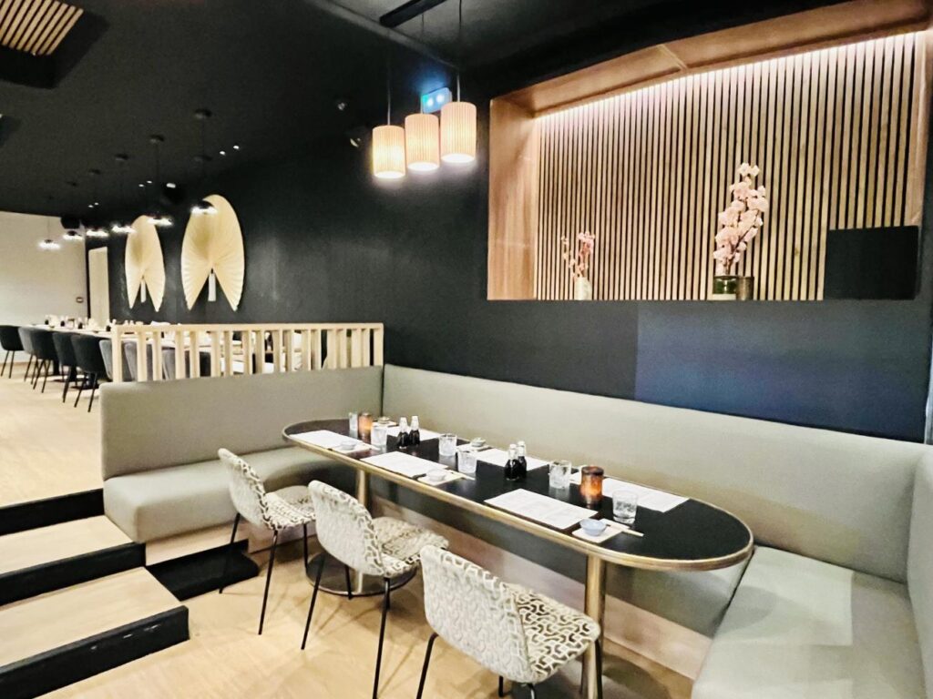 Le Yen : restaurant japonais fusion à Nice (Tables près de l'entrée)).