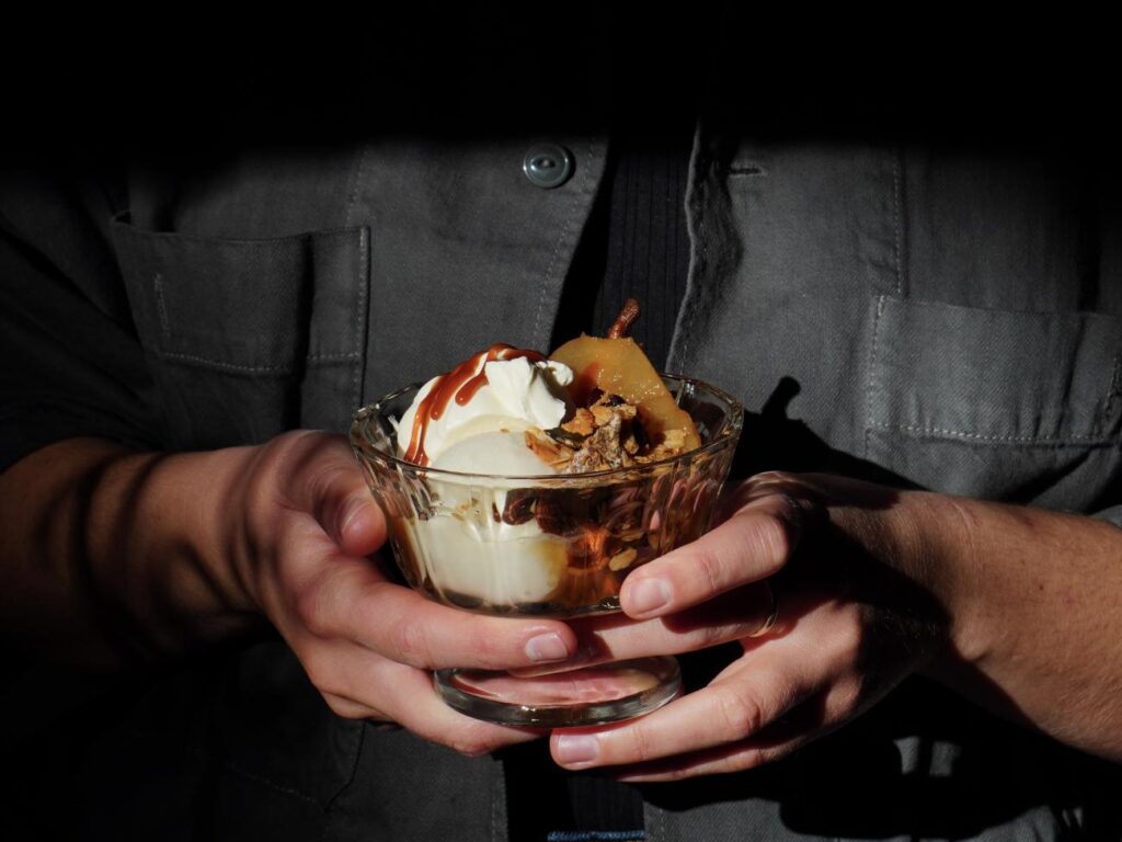 Robbi Sandwichs : sandwicherie artisanale et café à Nice (poires pochées Vermouth, glace et granola).